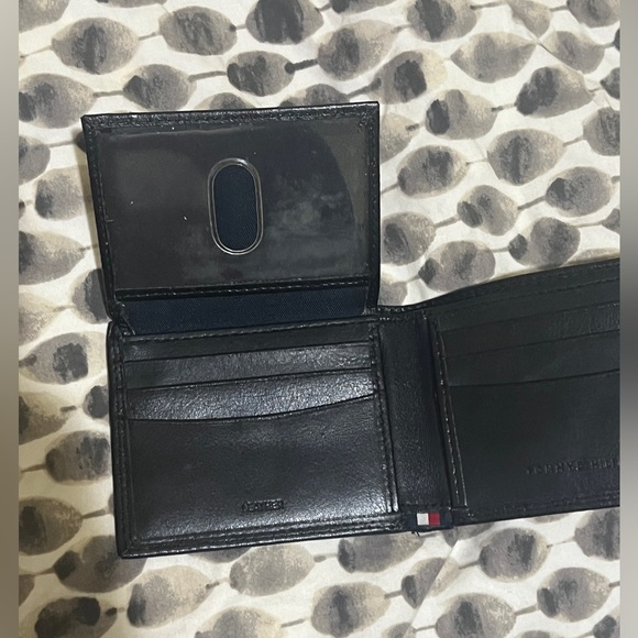 Tommy Hilfiger wallet - Picture 2 of 5